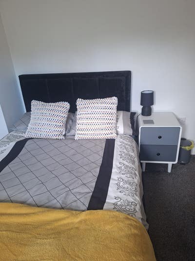 Female professional for room with en-suite Main Photo