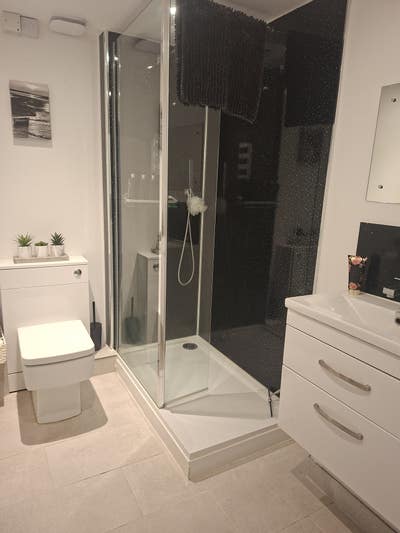 Female professional for room with en-suite Main Photo