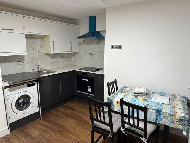 Spacious 3-Bedroom Apartment with Open-Plan Living Main Photo