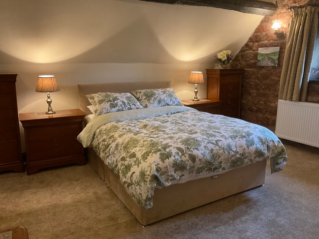 King Size Ensuite + Parking - Rural Leek/Cheadle Main Photo