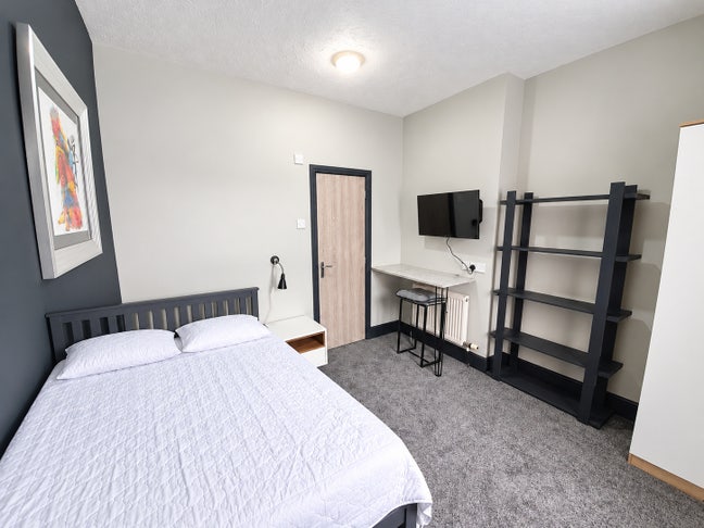 Dbl En-suite room Edleston Rd Available now!  Main Photo