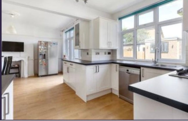 Large double & single room to rent in family house Main Photo