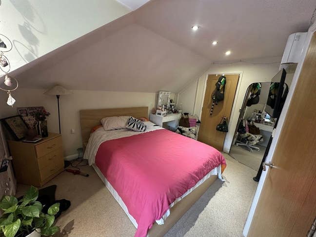 Spacious Loft Ensuite Room in a Friendly house Main Photo