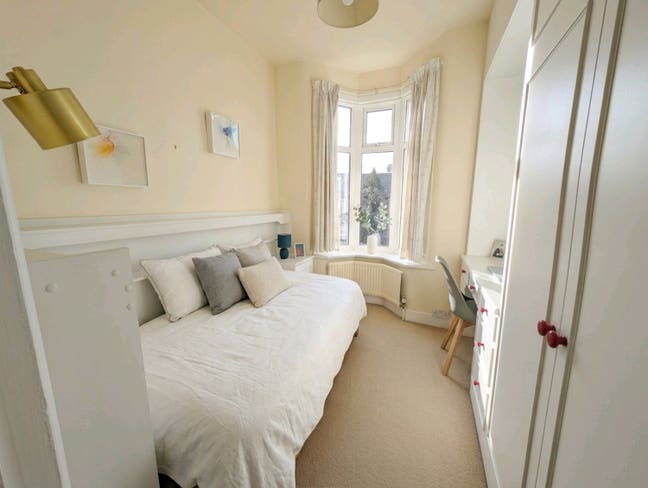 Spacious Single Bedroom 1 MIN WALK to Tube Line Main Photo