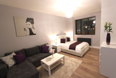 Modern Large Double En-Suite Room in Town Centre Main Photo