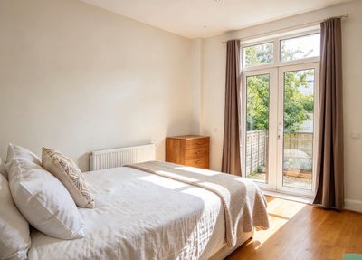 Central Room - 4min to Tube, Shops & Female Only! Main Photo