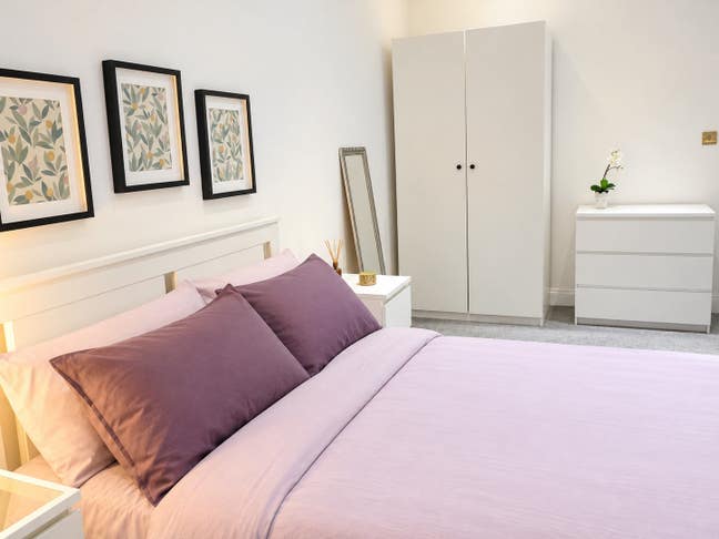 En-suite and Double in SW16- Crown Point Main Photo