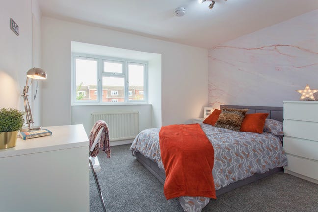 🚆 London Links + Your Own Ensuite? Yes Please! Main Photo