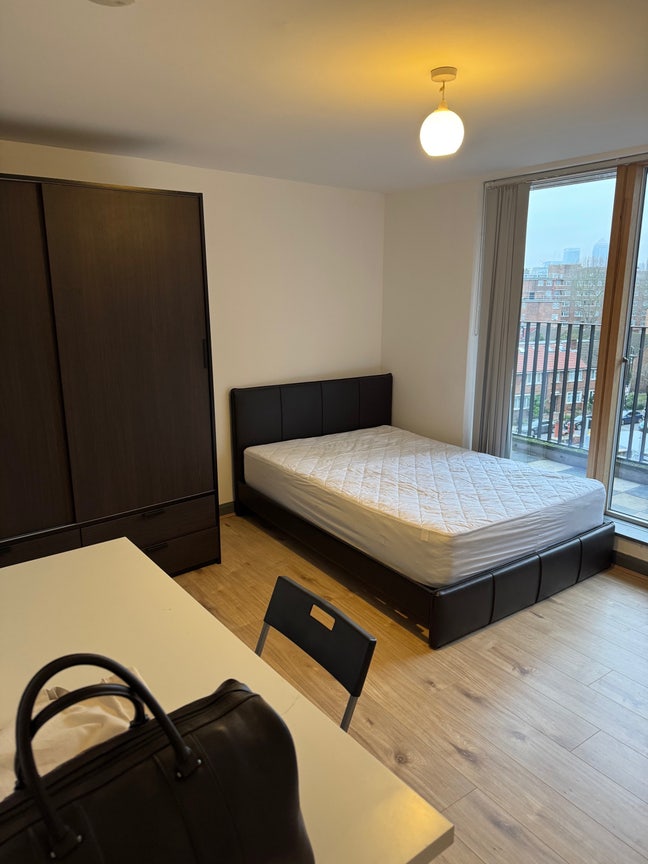 Massive room with balcony E12EG Main Photo