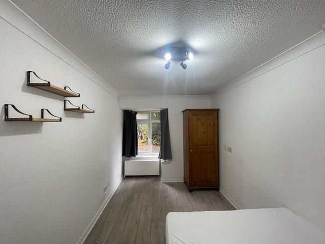 Double En-Suite near Andover Train Station Main Photo