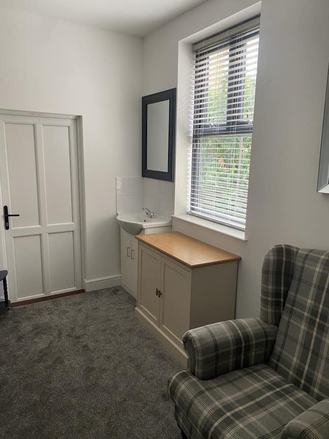 Furnished room in clean ,quiet ,shared house  Main Photo