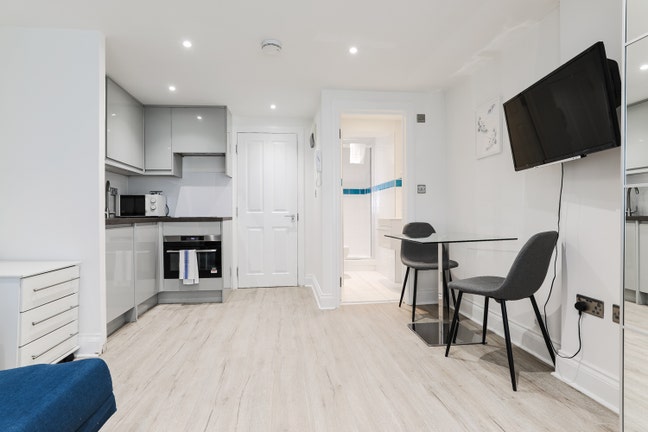 Spacious Studio near Hyde Park Main Photo