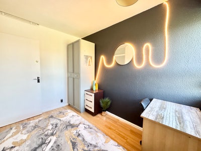E14 - Lovely Single in Shared Flat at Canary Wharf Main Photo