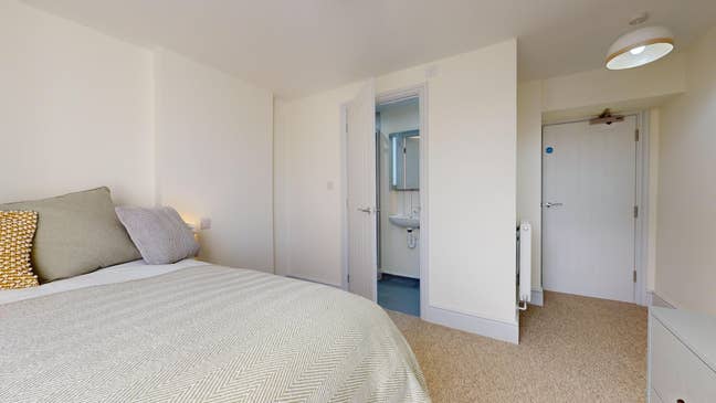 All Bills Inc. New Luxury En-Suite Room - Street Main Photo