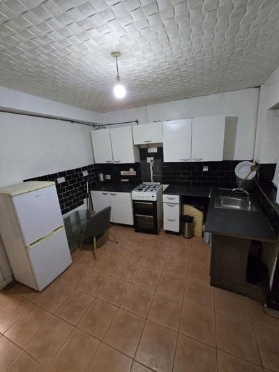2 Bedroom House to rent in OL16 Main Photo