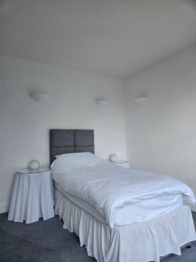 Newly decorated room - Surbiton River Road Main Photo