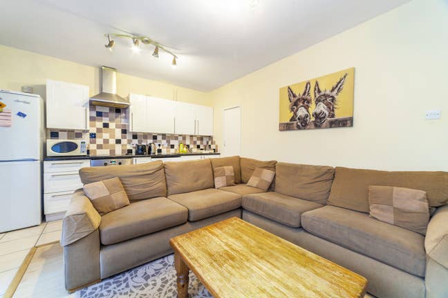 Couples Room in Convenient Southfields Location Main Photo