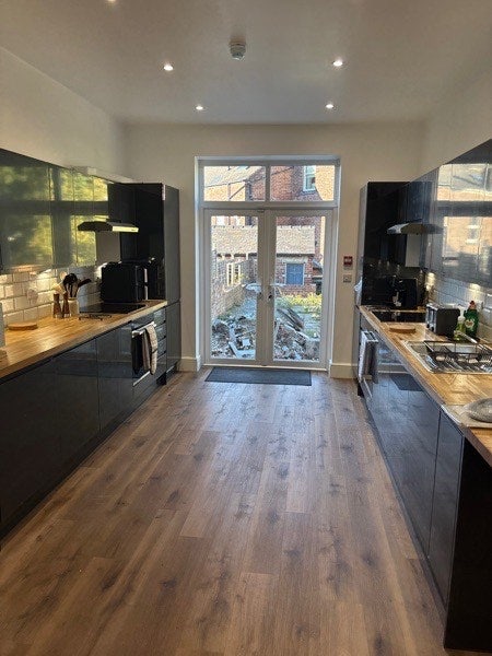 Superb En Suite Double Bedrooms in Beautiful House Main Photo