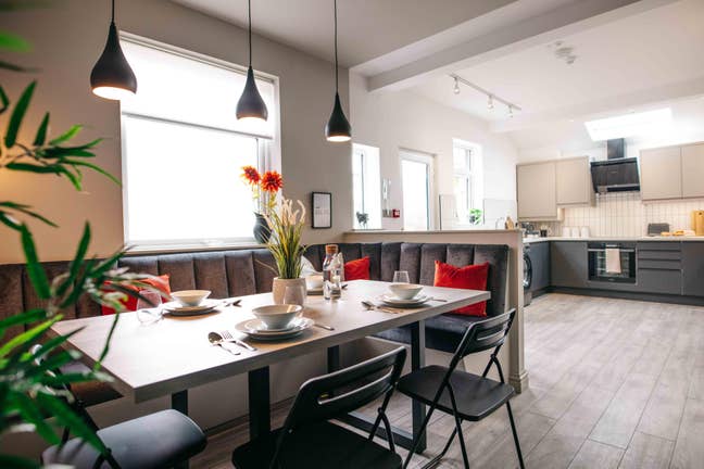 Gorgeous en-suite doubles in stunning house SN1  Main Photo