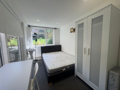 Double & En-Suite Room Available!  Main Photo