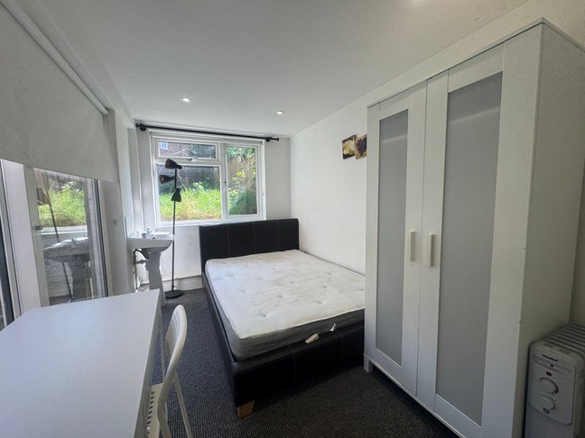 Double & En-Suite Room Available!  Main Photo