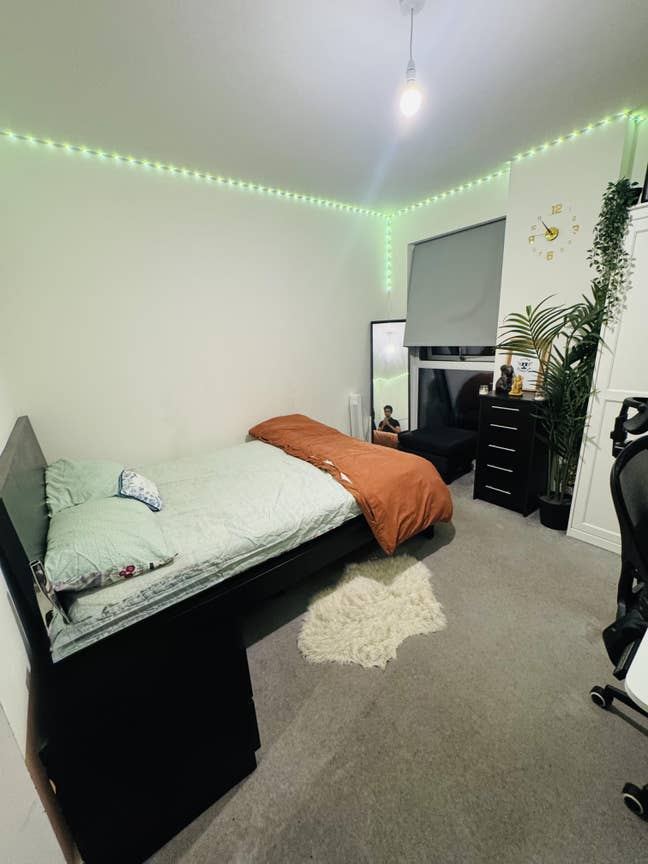 Feltham 8th fl double, pro desk, bills inc, &pound;650 Main Photo