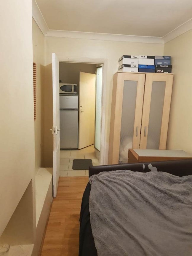 Studio flat with all bills available in HA8 Main Photo