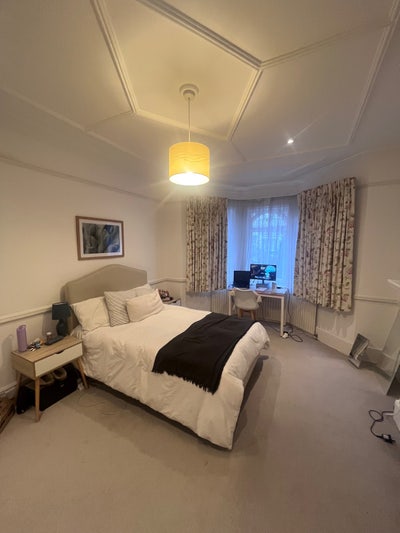 Bright large double in Southfields Main Photo