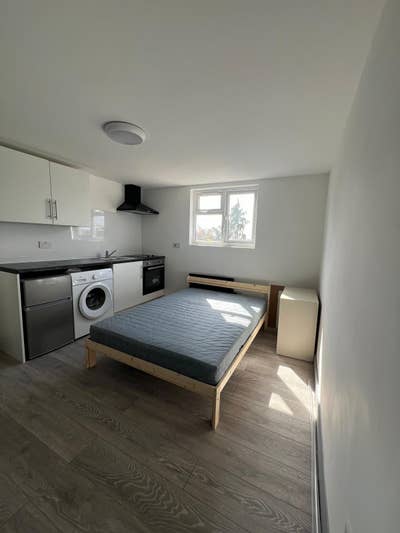 Studio Flat in London, Harrow HA35EU Main Photo
