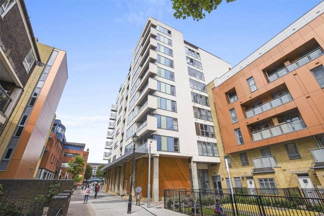 Stunning one bedroom flat with parking E3 Main Photo