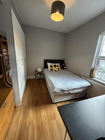 Gorgeous room to take over in Kirkstall! Main Photo