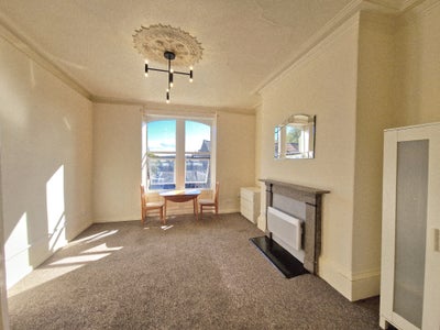 First floor studio flat with kitchen & bathroom  Main Photo