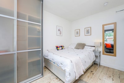 Double room in professional houseshare near tube Main Photo