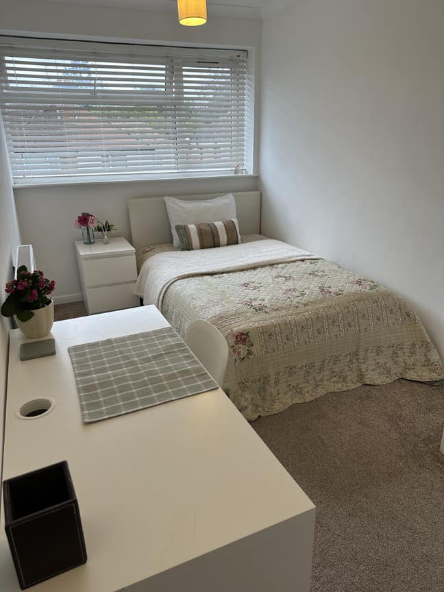 Friendly house share near Frimley Park Hospital  Main Photo