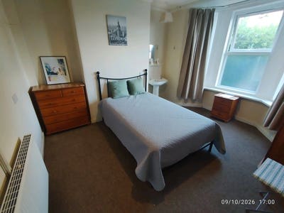 Spacious Double Close to Hospital & Town Main Photo