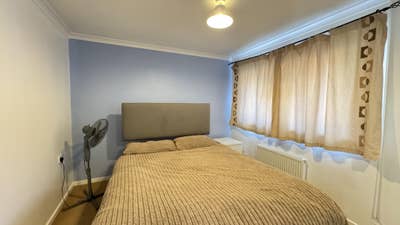 Spacious double room to let in Guildford Main Photo