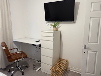 Cosy flat with 3 stations within a 5-10min walk  Main Photo