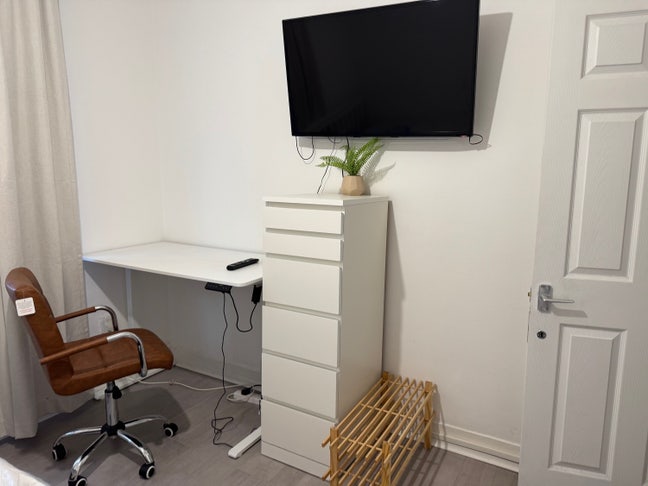 Cosy flat with 3 stations within a 5-10min walk  Main Photo