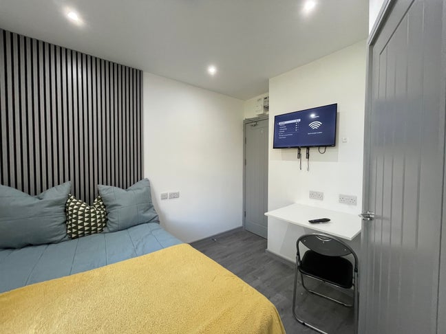 Beautiful Ensuite Bills Inclusive Available NOW Main Photo