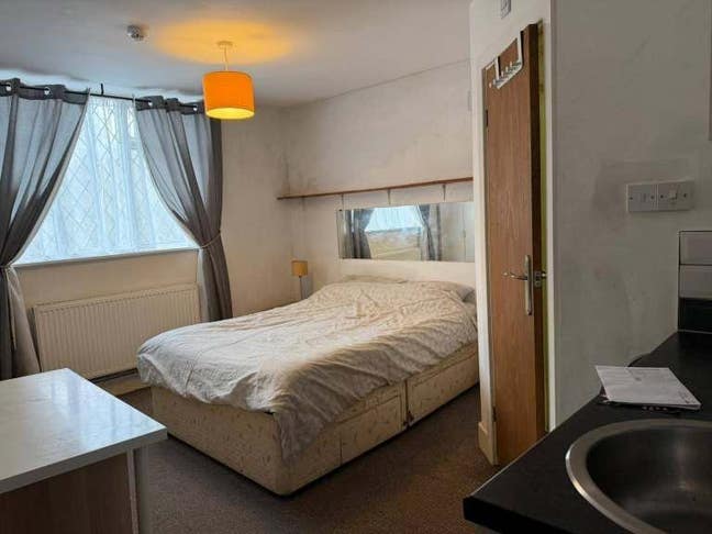  5 En-Suite Rooms Available – DY5  Main Photo