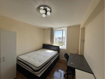 Ensuite Room Available in Edgware Road Main Photo