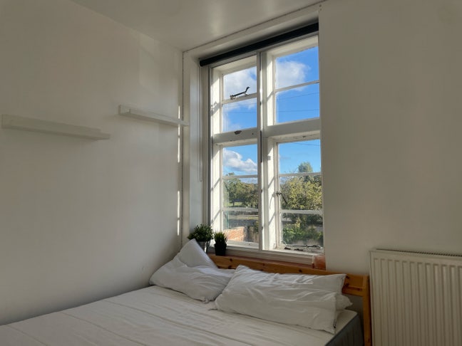 Large Double Bedroom in the Town Centre Main Photo