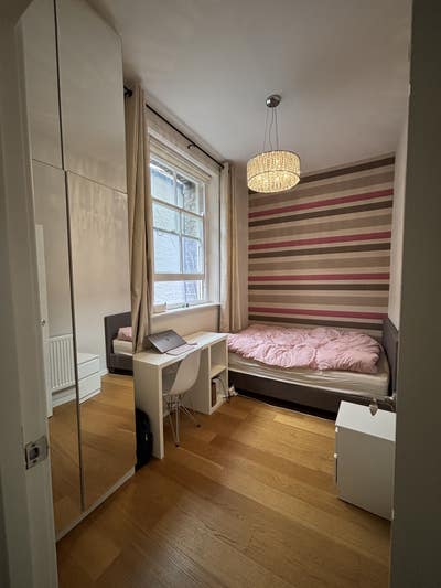 Modern double bedroom (5 mins walk from Station) Main Photo