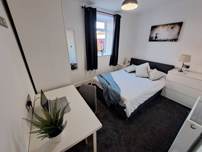 Double Ensuite  With Desk and Off Street Parking  Main Photo