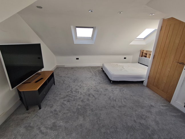 Large loft converted room with En-Suite Main Photo
