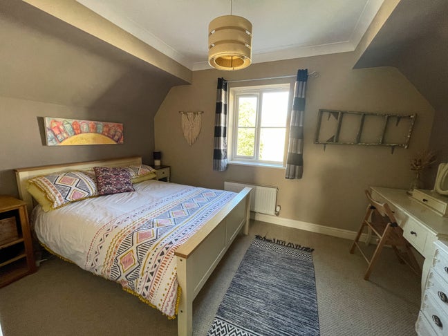 Large double bedroom and lounge on private floor Main Photo