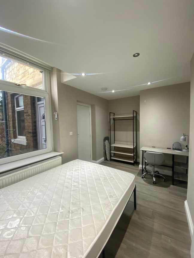 Studio Apartment, Self Contained, Bills Included Main Photo