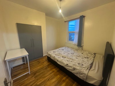 Single Double Bedroom  Main Photo