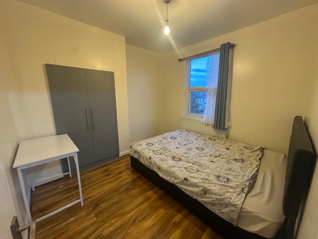 Single Double Bedroom  Main Photo