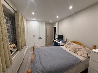 Spacious renovated room Main Photo